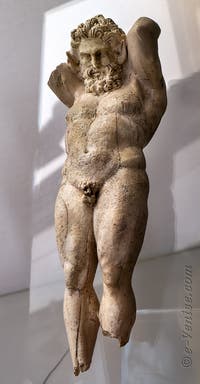 Satyre soutenant un objet, Région du Vésuve, musée archéologique de Naples en Italie