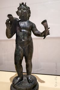 Petit satyre avec une outre et une corne à boire, Villa des Papyrus, Herculanum, musée archéologique de Naples en Italie
