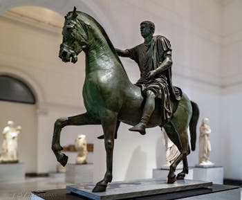 Statue équestre supposée de Caligula, Temple de la Fortuna Augusta, Pompéi, musée archéologique de Naples en Italie