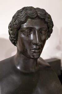 Tête d'une Amazone type Mattei attribué à Phidias, Villa des Papyrus, péristyle carré, Herculanum, musée archéologique de Naples en Italie