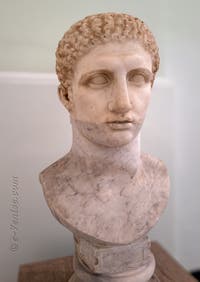 Tête colossale d'Hercule jeune, Collection Farnèse, musée archéologique de Naples en Italie
