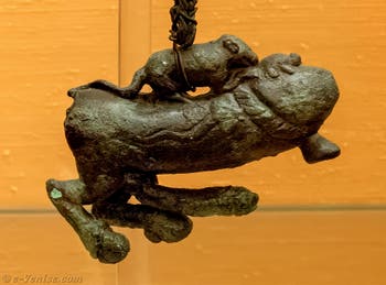 Tintinnabulum, phallus chevauché par un rat et une tortue, Pompéi, Cabinet érotique, Musée Archéologique de Naples