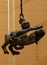 Tintinnabulum, jockey montant un phallus ailé, Pompéi, Cabinet érotique, Musée Archéologique de Naples