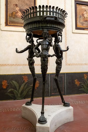 Trépied avec satyres en érection, Pompéi, Casa di Giulia Felice, Musée Archéologique de Naples