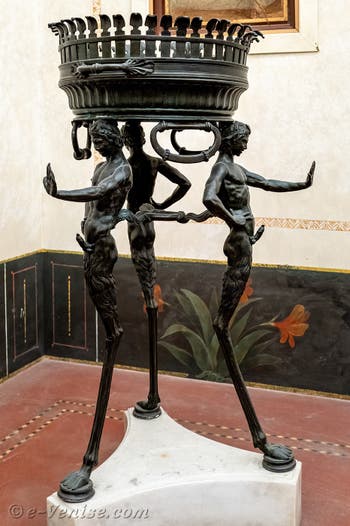 Trépied avec satyres en érection, Pompéi, Casa di Giulia Felice, Musée Archéologique de Naples