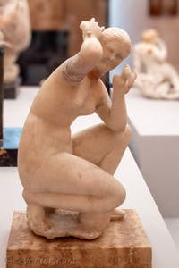 Vénus Anadiomène accroupie en train de se coiffer, Casa del Triclino, Pompéi, musée archéologique de Naples en Italie