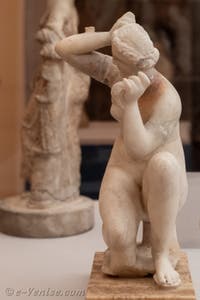Vénus Anadiomène accroupie en train de se coiffer, Casa del Triclino, Pompéi, musée archéologique de Naples en Italie
