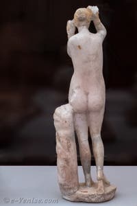 Vénus anadyomène essorant ses cheveux, Casa di Oppius Gratus e Quartilla, Pompéi, musée archéologique de Naples en Italie