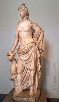 Aphrodite Vénus Marine, collection Farnèse, musée archéologique de Naples en Italie