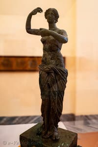 Aphrodite au bain assistée par les nymphes, décoration d'une fontaine dans un jardin de la région du Vésuve, musée archéologique de Naples en Italie