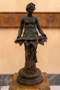 Nymphe assistant Aphrodite au bain, décoration d'une fontaine dans un jardin de la région du Vésuve, musée archéologique de Naples en Italie