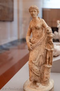 Vénus à demi-nue appuyée sur un pilier avec une idole, Casa di Epidio Rufo, Pompéi, musée archéologique de Naples en Italie