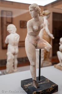 Vénus retire sa sandale, Casa del Centenario, Pompéi, musée archéologique de Naples en Italie