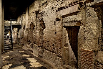 Le Cardine ou Cardo de la Neapolis souterraine sous la Basilique San Lorenzo Maggiore à Naples en Italie