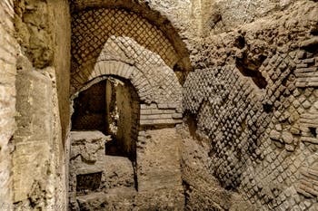 Taberna ou boutique de la Neapolis souterraine sous la Basilique San Lorenzo Maggiore à Naples en Italie