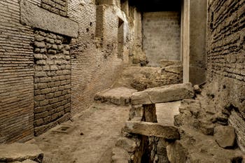 Extrémité nord du Cardine de la Neapolis souterraine sous la Basilique San Lorenzo Maggiore à Naples en Italie