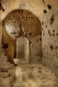 Taberna ou boutique de la Neapolis souterraine sous la Basilique San Lorenzo Maggiore à Naples en Italie