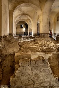 Vestiges du second cryptoportique de la Neapolis souterraine sous la Basilique San Lorenzo Maggiore à Naples en Italie