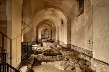 Vestiges du second cryptoportique de la Neapolis souterraine sous la Basilique San Lorenzo Maggiore à Naples en Italie