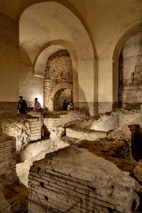 Vestiges du second cryptoportique de la Neapolis souterraine sous la Basilique San Lorenzo Maggiore à Naples en Italie