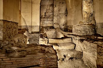 Vestiges du second cryptoportique de la Neapolis souterraine sous la Basilique San Lorenzo Maggiore à Naples en Italie