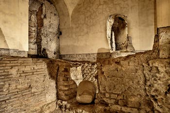 Vestiges du second cryptoportique de la Neapolis souterraine sous la Basilique San Lorenzo Maggiore à Naples en Italie