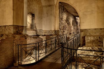 Le Cardine ou Cardo de la Neapolis souterraine sous la Basilique San Lorenzo Maggiore à Naples en Italie