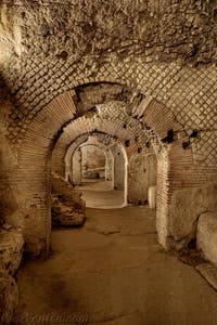 Cryptoportique de la Neapolis souterraine sous la Basilique San Lorenzo Maggiore à Naples en Italie
