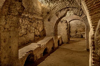 Cryptoportique de la Neapolis souterraine sous la Basilique San Lorenzo Maggiore à Naples en Italie