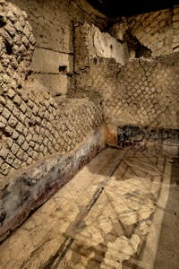 Salles dans la zone de la Schola de la Neapolis souterraine sous la Basilique San Lorenzo Maggiore à Naples en Italie