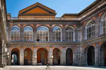 La cour intérieure du Palais Royal de Naples en Italie