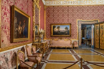 Le deuxième salon de la reine du palais royal de Naples en Italie
