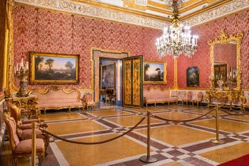 Le deuxième salon de la reine du palais royal de Naples en Italie