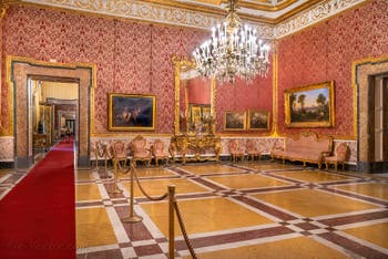 Le deuxième salon de la reine du palais royal de Naples en Italie