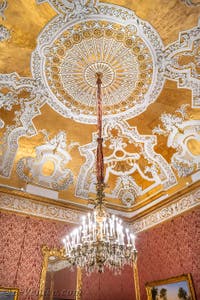 Le deuxième salon de la reine du palais royal de Naples en Italie