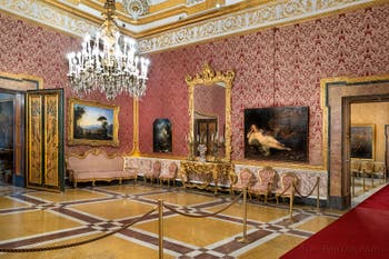 Le deuxième salon de la reine du palais royal de Naples en Italie