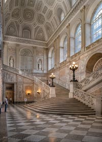 L'escalier d'honneur du Palais Royal à Naples en Italie
