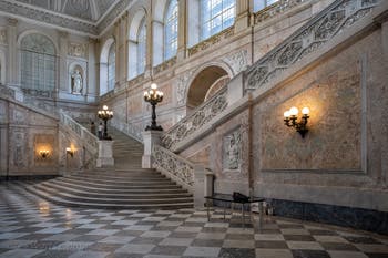 L'escalier d'honneur du Palais Royal à Naples en Italie