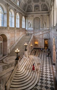L'escalier d'honneur du Palais Royal à Naples en Italie
