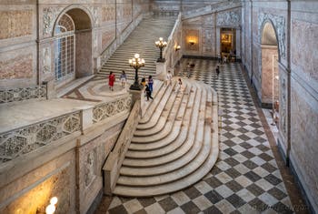 L'escalier d'honneur du Palais Royal à Naples en Italie
