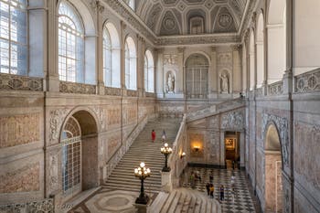 L'escalier d'honneur du Palais Royal à Naples en Italie