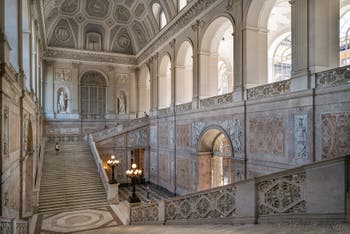 L'escalier d'honneur du Palais Royal à Naples en Italie