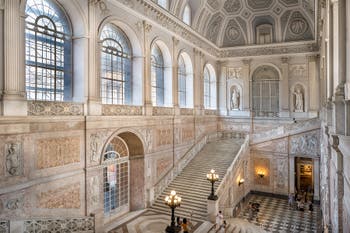 L'escalier d'honneur du Palais Royal à Naples en Italie