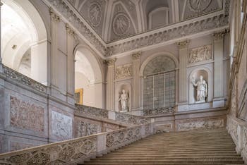 L'escalier d'honneur du Palais Royal à Naples en Italie