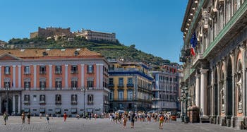 La place du Plebiscito, le Palais Royal et au fond le Castel Sant'Elmo et la Certosa di San Martino à Naples en Italie