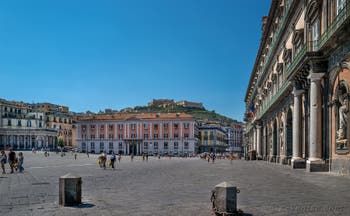 La place du Plebiscito et le Palais Royal à Naples en Italie