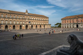 La place du Plebiscito et le Palais Royal à Naples en Italie