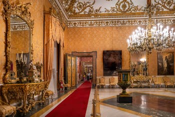 Le premier salon de la reine du palais royal de Naples en Italie