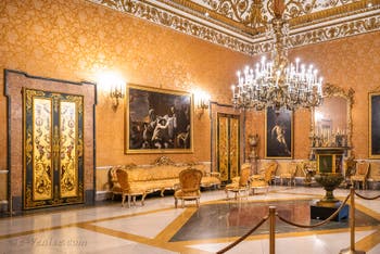 Le premier salon de la reine du palais royal de Naples en Italie