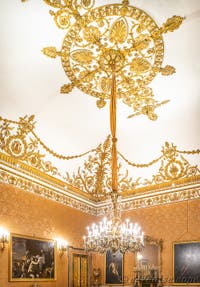 Le premier salon de la reine du palais royal de Naples en Italie